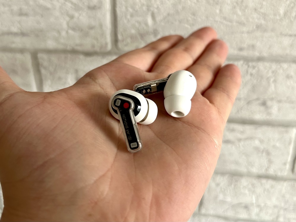 Обзор Nothing Ear (2) – лучшая альтернатива AirPods, которую можно найти